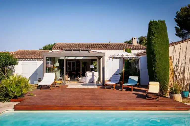 Extension de maison en Provence avec une véranda aluminium design